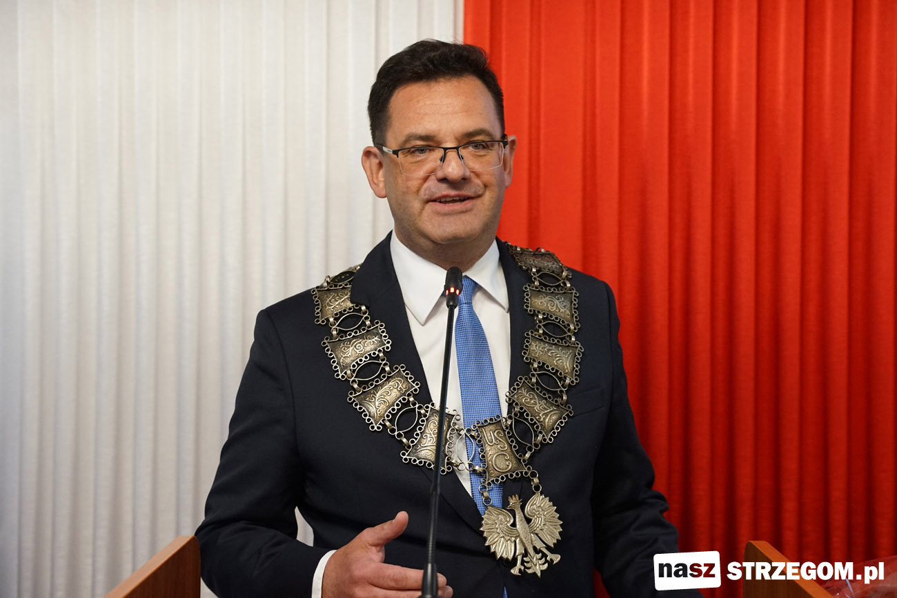 Inauguracyjna sesja Rady Miejskiej w Strzegomiu. Radni oraz burmistrz złożyli ślubowanie [FOTO]  